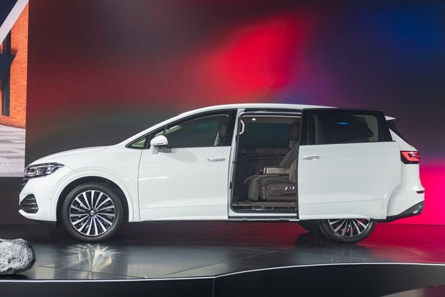 Chi tiết về VW Viloran Luxury giá 2,188 tỷ đồng, vượt trội về trang bị tiện nghi so với phiên bản tiêu chuẩn.