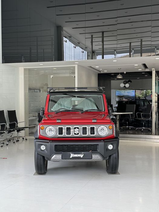 Những trang bị khác của Suzuki Jimny Thunder Edition không khác biệt so với phiên bản thông thường. Xe vẫn trang bị đèn pha LED, mâm 15 inch, lốp dự phòng trên cửa cốp, điều hòa tự động, màn hình cảm ứng trung tâm 9 inch hỗ trợ Apple CarPlay/Android Auto không dây, hệ thống thông tin giải trí SmartPlay Pro+, khởi động bằng nút bấm, chìa khóa thông minh, và hệ thống ga tự động Cruise Control - Ảnh: team-bhp