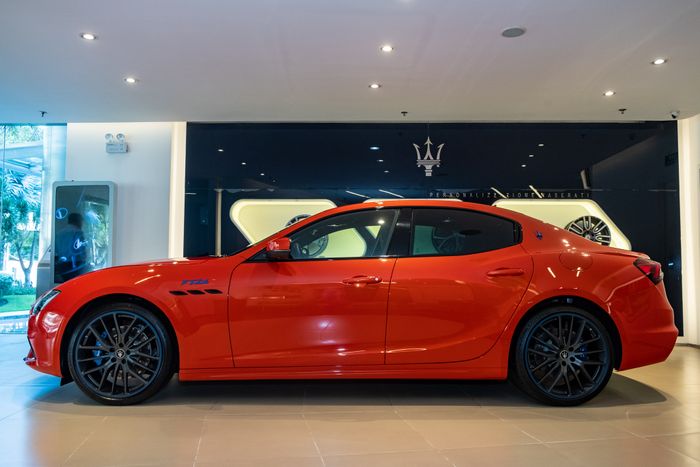 Maserati Ghibli F Tributo - Duy nhất tại Việt Nam với giá trên 9 tỷ đồng: Sơn màu độc quyền, động cơ V6 mạnh mẽ 430 mã lực - Hình 3.