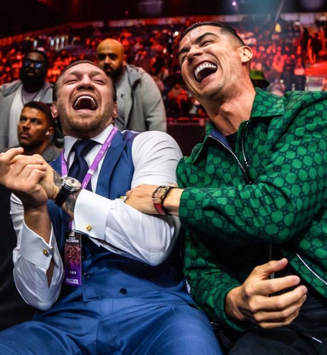 Ronaldo cầm lái siêu xe triệu đô, đeo nhẫn kim cương khi đưa cậu cả đến tham dự sự kiện - Ảnh 8.