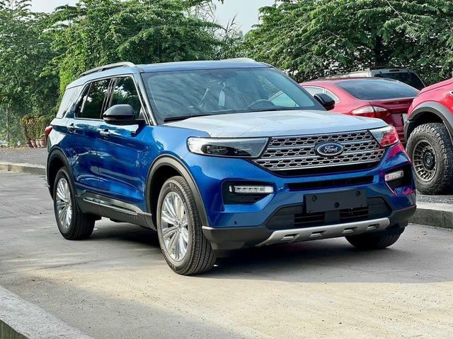 Ford Explorer giảm giá đồng loạt 440 triệu tại các đại lý: Giá xuống dưới 2 tỷ đồng - Ảnh: 1.