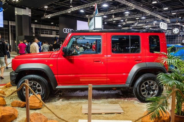 Suzuki Jimny 5 cửa dự kiến sẽ ra mắt Đông Nam Á vào giữa tháng 2, với hàng trăm người ở Indonesia đã đặt cọc. Tuy nhiên, việc giữ giá ước tính trên 700 triệu đồng ở Việt Nam có thể gặp khó khăn.