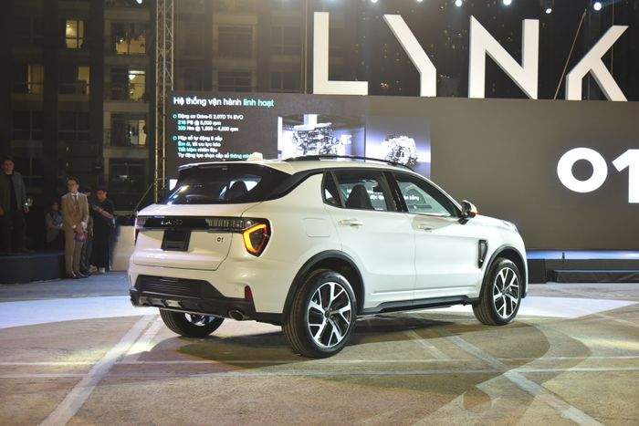 Lynk & Co 01 giá chỉ từ 999 triệu đồng: Vượt trội hơn CX-5 và Tucson với 20 tính năng an toàn, có cơ hội tăng doanh số - Hình 2.