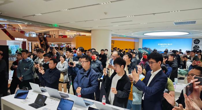 Người dân Trung Quốc rất phấn khích với xe điện Xiaomi: Họ xếp hàng đến 3 giờ sáng chỉ để thử lái, trong khi nhân viên chỉ được ngủ 2 tiếng mỗi ngày - Ảnh 1.