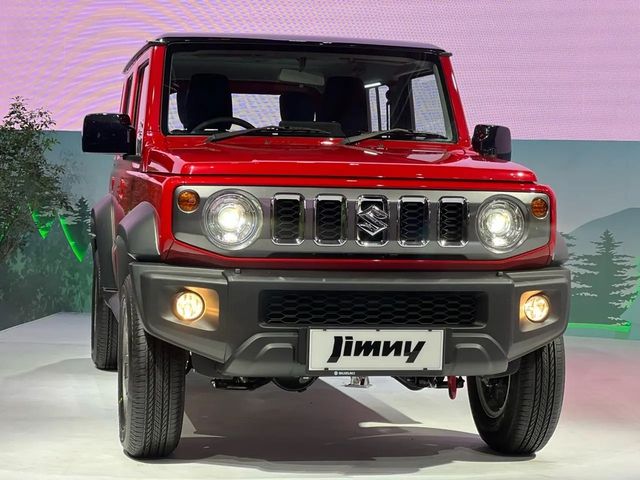 Lưới tản nhiệt mạ crôm trên Suzuki Jimny 5 cửa còn giúp chủ nhân dễ dàng tìm được xe, đặc biệt là trong điều kiện ánh sáng yếu như ở tầng hầm.