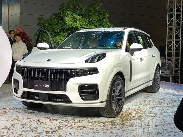 Lynk & Co 09 ra mắt tại Việt Nam với giá 2,199 tỷ đồng, cạnh tranh ngang với Mercedes-Benz GLE và được trang bị nhiều tính năng cao cấp, đồng thời bảo dưỡng miễn phí trong 5 năm.