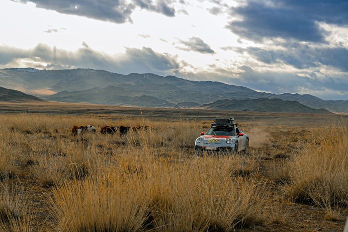 Chủ nhân chiếc Porsche 911 Dakar: Từ bức ảnh trên Facebook đến quyết định mua xe và hành trình phượt hơn 33.000km từ Việt Nam tới Mông Cổ - Hình 3.