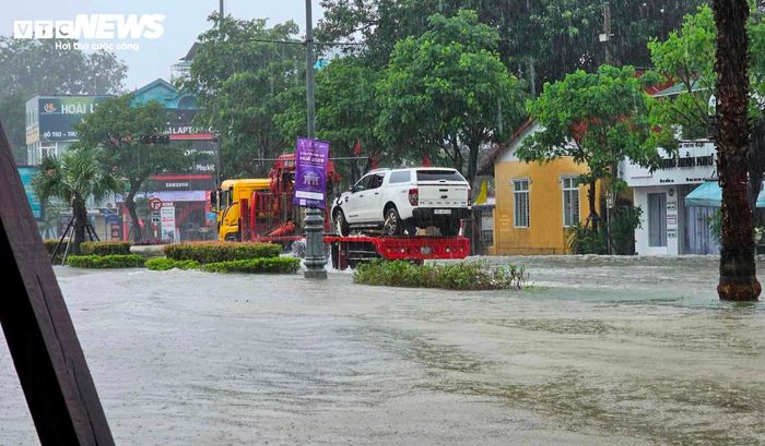 Xe cộ bị ngập, người dân Huế đau lòng - Ảnh 7.