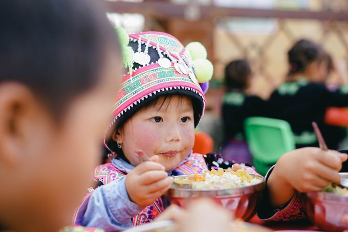 Chuyện về Trung úy ở vùng cao cùng đồng đội hỗ trợ nuôi cơm trưa cho hàng nghìn em nhỏ - Ảnh 3.