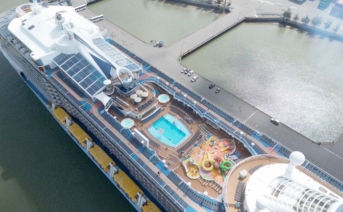 Khám phá chi tiết siêu du thuyền trị giá 940 triệu đô Spectrum of the Seas: Bao gồm chuỗi cửa hàng miễn thuế, quầy bar tự động, và khu vui chơi… - Hình 9.