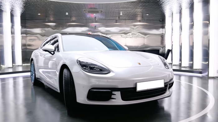 Dân chơi Việt đưa Porsche Panamera đi độ theo phong cách của Jennie từ BlackPink, với những chi tiết đặc biệt giống như Rolls-Royce.