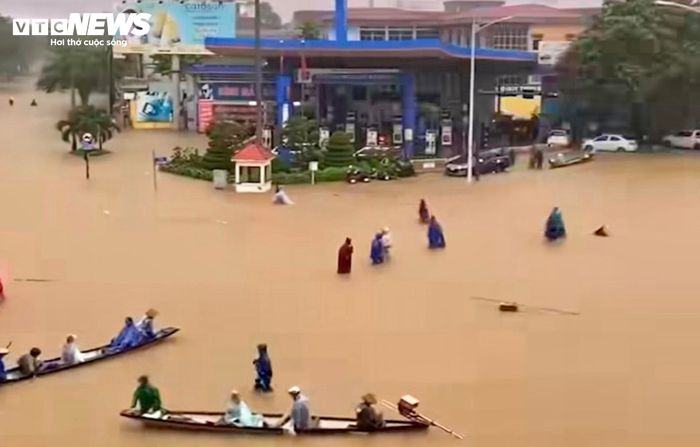 Xe cộ bị ngập, người dân Huế đau lòng - Ảnh 5.