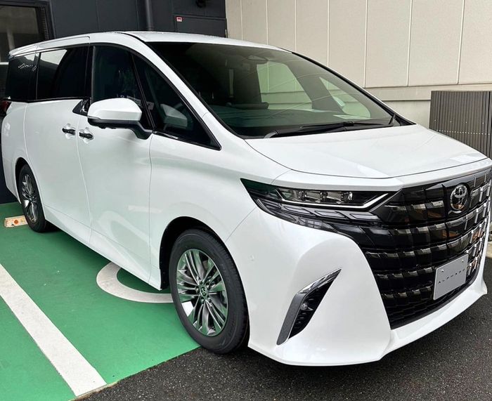 Lô Toyota Alphard 2024 mới nhất đã đổ bộ vào Việt Nam: 'Chuyên cơ mặt đất' với mức giá không dưới 4 tỷ đồng - Ảnh 2.