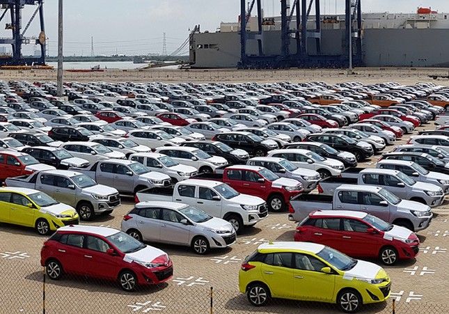Xe hơi nhập khẩu về Việt Nam đón Tết bất ngờ tăng đột ngột - Hình 1.
