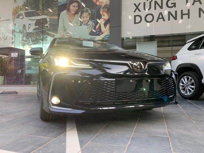 Xem gần hơn Toyota Corolla Altis 2023 tại đại lý: Bổ sung trang bị an toàn, đồng hồ tốc độ tiên tiến nhất trong phân khúc - Ảnh 3.