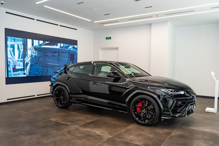 Bên trong showroom của Lamborghini: Diện tích 250m2 nhưng chỉ trưng bày 2 chiếc xe và tuân thủ những tiêu chuẩn khắt khe của hãng siêu xe Ý - Hình 2.