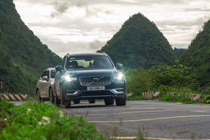 Ảnh 11: Volvo XC90 tiếp tục vinh danh là xe hạng sang cho gia đình trong 2 năm liên tiếp, nhờ hệ thống an toàn và tính năng hỗ trợ lái tiên tiến.