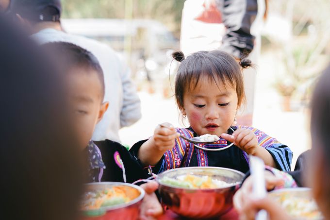 Chuyện về Trung úy ở vùng cao cùng đồng đội hỗ trợ nuôi cơm trưa cho hàng nghìn em nhỏ - Ảnh 8.