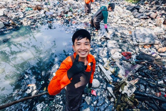 Các dòng kênh rãnh đã thay đổi hoàn toàn với sự xuất hiện của nhóm người trẻ 'biến hình' làm sạch rác - Hình ảnh 1.