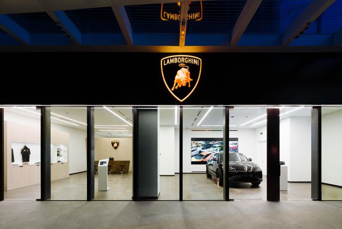 Bên trong showroom của Lamborghini: Diện tích 250m2 nhưng chỉ trưng bày 2 chiếc xe và tuân thủ những tiêu chuẩn khắt khe của hãng siêu xe Ý - Hình 1.