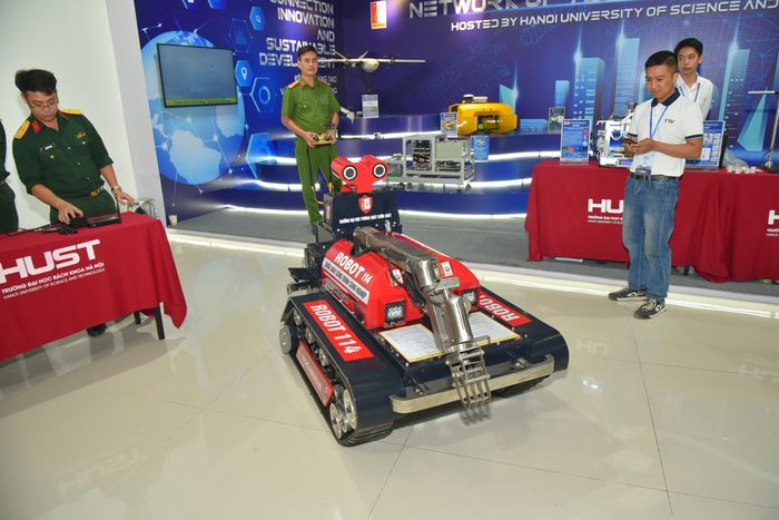 Dạo một vòng triển lãm VIIE 2023: Trải nghiệm lái thử VinFast, khám phá đa dạng máy bay không người lái và công nghệ sáng tạo - Ảnh 11.