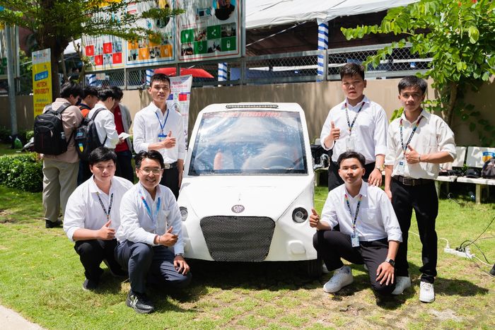 Xe điện do sinh viên tạo ra tại HUTECH TECHSHOW 2023 - Ảnh 1.