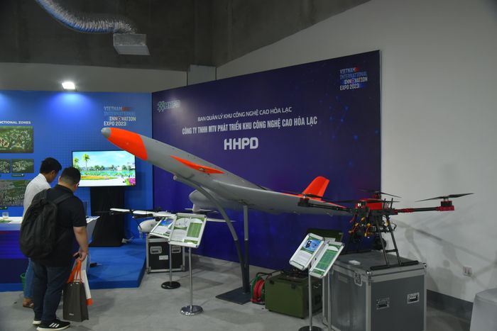 Dạo một vòng triển lãm VIIE 2023: Trải nghiệm lái thử VinFast, khám phá đa dạng máy bay không người lái và công nghệ sáng tạo - Ảnh 9.