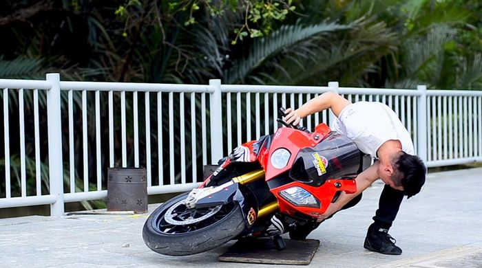 Hình ảnh của giáo viên dạy lái moto của người mẫu Ngọc Trinh - Ảnh 6.