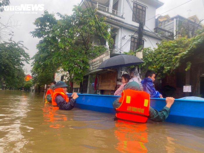 Xe cộ bị ngập, người dân Huế 'khóc ròng' - Ảnh 17.