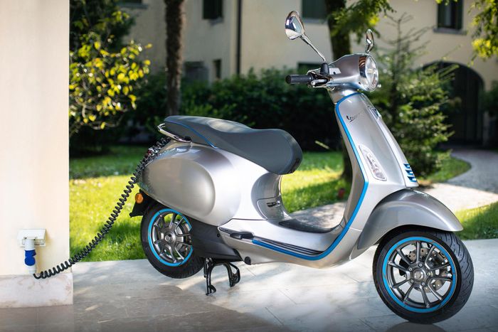 Vespa Elettrica - phiên bản xe máy điện cao cấp của Vespa tại Việt Nam, sạc nhanh trong 4 giờ và di chuyển 100km - Ảnh 4.