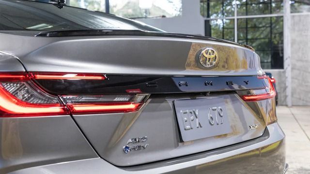 Hình ảnh Toyota Camry mới ngoài thực tế - Ảnh 6.