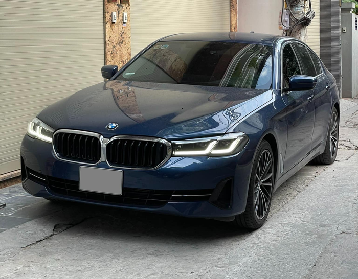 BMW 520i 2022 giá rẻ hơn C 300 AMG mới