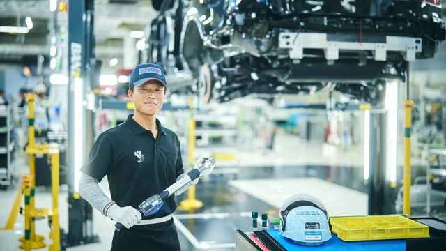 Dù Toyota nổi tiếng với sản xuất đại trà, việc chế tác Century SUV lại đòi hỏi sự tinh tế: đội ngũ chuyên gia và quy trình siết bu lông tỉ mỉ - Hình 2