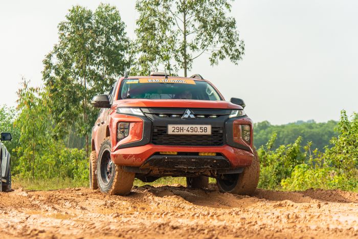 Dàn Mitsubishi Triton off-road ở Vĩnh Phúc: Cuộc thi đầy kịch tính trên đường thử nghiệm, lội bùn sâu hơn nửa chiếc xe - Ảnh 4.