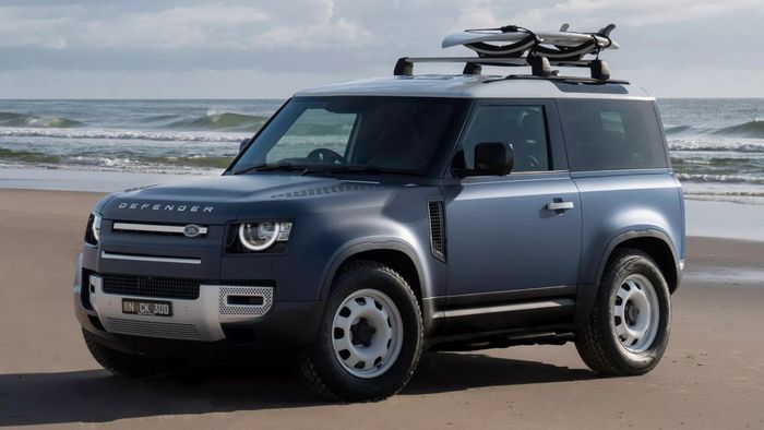 Ngắm chiếc Land Rover Defender Pacific Blue Edition có giá hơn 2 tỷ đồng - Hình 1.