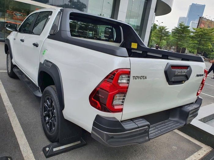 Toyota Hilux 2023 phiên bản 'đầy đủ tùy chọn' ra mắt tại Việt Nam: Giá gần 1,1 tỷ, trang bị đấu Ranger Wildtrak - Hình ảnh 1.