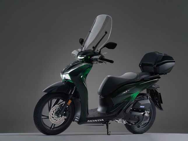 Honda SH Vetro với 'trang phục' màu xanh biển sâu trong suốt - Ảnh 1.