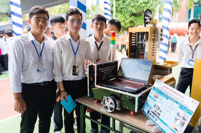 Xe điện do sinh viên tạo ra gây ấn tượng mạnh tại HUTECH TECHSHOW 2023 - Ảnh 4.