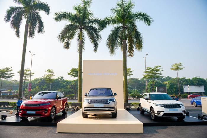 Hạnh phúc như người mua Land Rover tại Việt Nam: Thưởng thức nghệ thuật, tùy chỉnh cấu hình, ký đơn từ tầng cao, được phục vụ tại quầy bar riêng