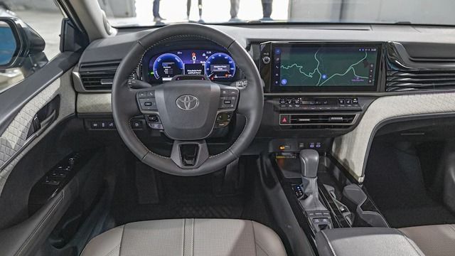 Đánh giá nội thất của Toyota Camry mới đầu tiên đã xuất hiện.