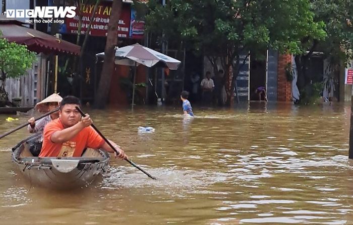 Xe cộ bị ngập, người dân Huế 'khóc ròng' - Ảnh 11.