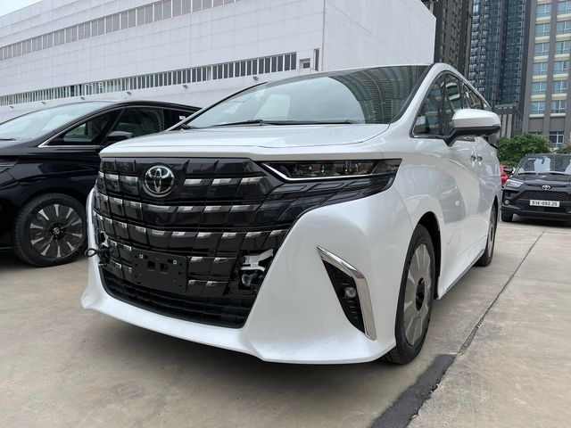 Toyota Alphard 2024 bị bán với sự chênh lệch giá 300 triệu: Giá lăn bánh của phiên bản cơ bản vượt quá 5 tỷ đồng, nơi đâu cũng có xe được giữ lại để kiếm lời - Ảnh 1.