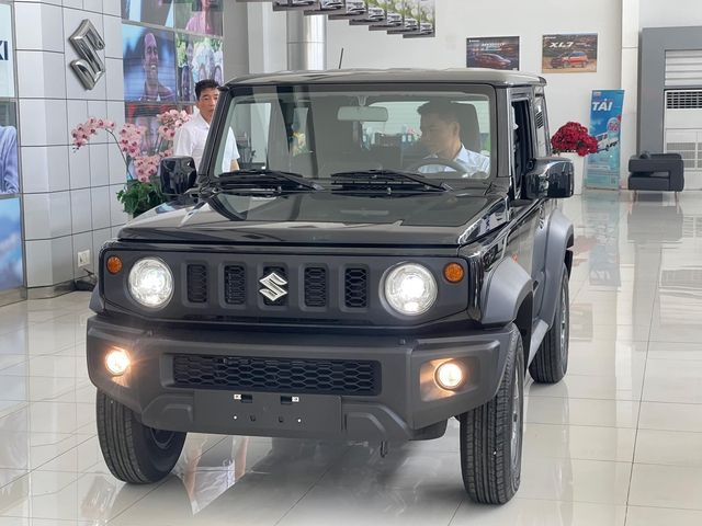 Suzuki Jimny đã có mặt tại các đại lý: Chưa công bố giá chính thức, dự kiến sẽ mở bán vào đầu năm sau - Ảnh 1.