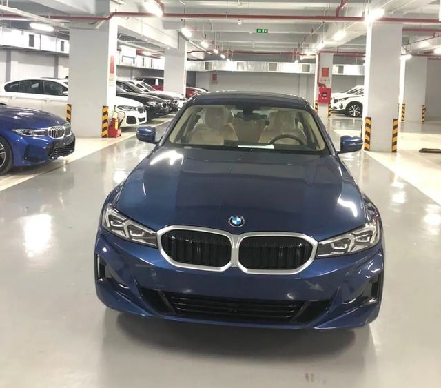 BMW 320i 2023 được rao bán lại với giá 1,3 tỷ đồng: Chủ nhân vừa nhận xe đã bán ngay, mất 4,4 triệu đồng/km đã đi - Ảnh 1.