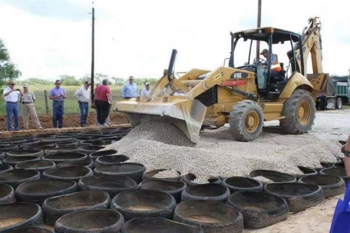 Tại sao nhiều khu vực ở Hoa Kỳ lại phải chôn lốp xe dưới lòng đường cao tốc? - Ảnh 1.