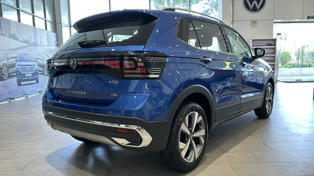 VW T-Cross phiên bản trưng bày được giảm giá 244 triệu tại đại lý: Dù cùng kích thước với Seltos nhưng vẫn có giá cao hơn Sorento dù đã được giảm giá mạnh - Hình 5.