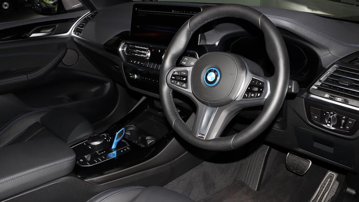 BMW xác định ngày ra mắt iX3 và i4 tại Việt Nam, quyết tâm dẫn đầu thị trường xe điện trước Mercedes và Lexus - Ảnh 3.