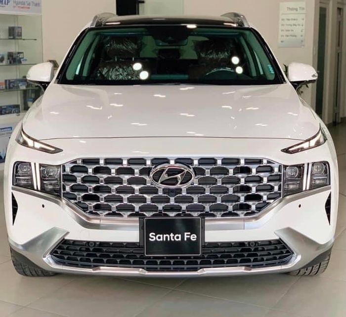 Hyundai Santa Fe đang giảm giá ‘chưa từng thấy’: Cao nhất lên đến 200 triệu nhưng có hạn chế về màu xe - Hình 1.