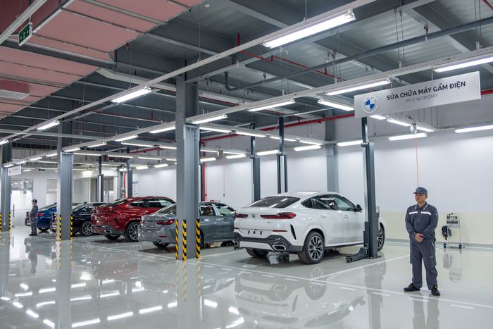 Trong không gian của showroom BMW tiêu chuẩn mới đầu tiên ở Đông Nam Á tại Việt Nam, diện tích mặt sàn rộng lớn gấp đôi diện tích của hai sân bóng đá - Ảnh 19.