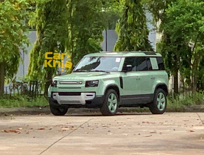 Land Rover Defender phiên bản 'sưu tầm' đã về Việt Nam, giá từ 7,3 tỷ đồng - Hình ảnh 2.